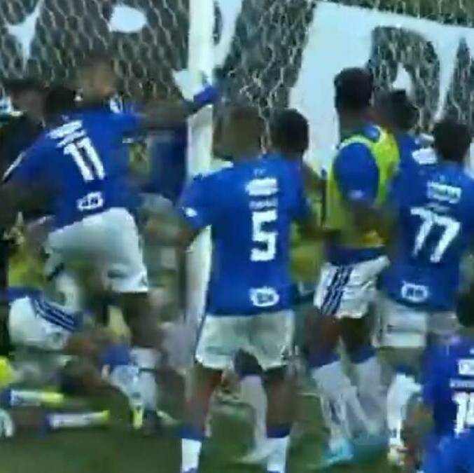 Pelea entre jugadores de Cruzeiro y Atlético Mineiro