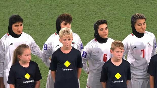 Jugadoras de Irán no cantan himno previo a encuentro / Captura