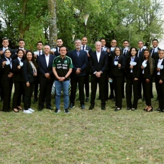 Mikel Arriola se tomó la fotografía con los árbitros. (Foto: Comisión de Árbitros)