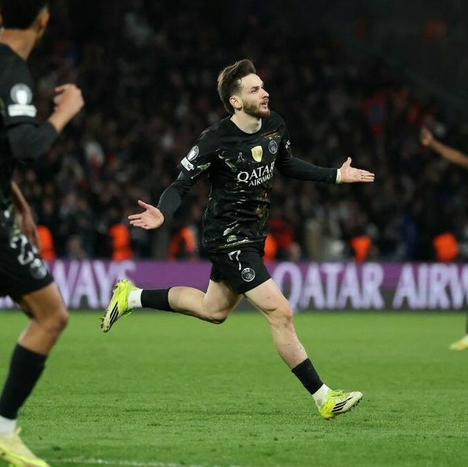 Khvicha Kvaratskhelia marcó dos goles ante el Chelsea (Reuters)