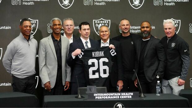 Klint Kubiak es oficialmente el nuevo head coahc de los Raiders (Reuters)
