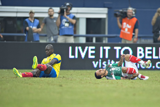 Luis Montes sufrió una grave lesión tras un fuerte choque con Segundo Castillo (Fotografía: Imago 7)