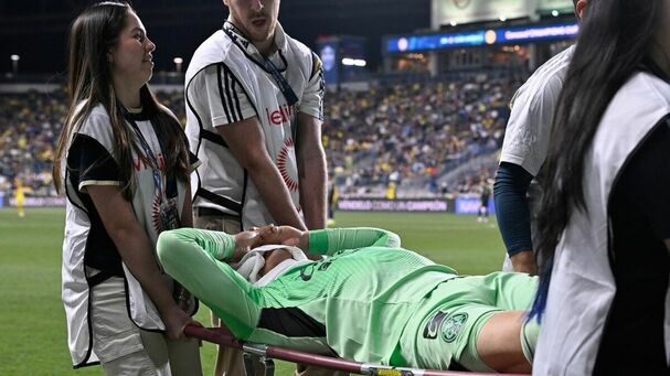 Malagón tuvo que ser retirado de la cancha en camilla. (Foto: Mexsport)