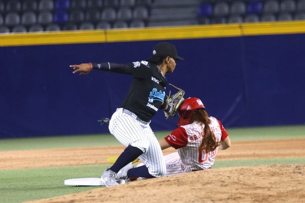 Sultanes Femenil toma ventaja en la serie / Roberto Alanis