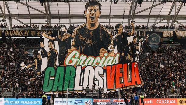 Tifo de Carlos Vela en las tribunas (@LAFC)