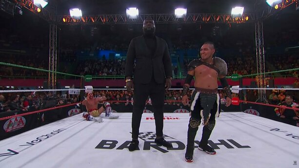 Hijo del Vikingo, con ayuda de Omos, derrota a El Grande Americano