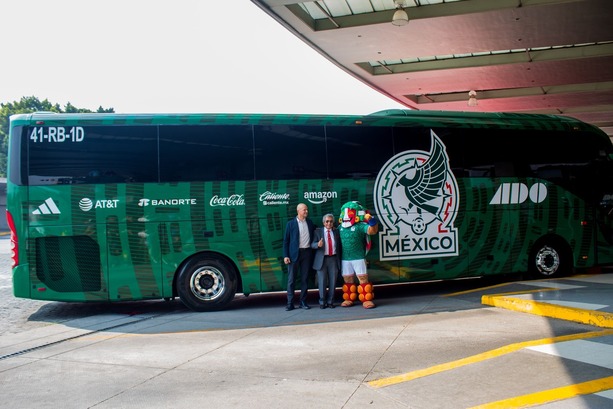 Kin, mascota oficial de la Selección, junto al camión del equipo
