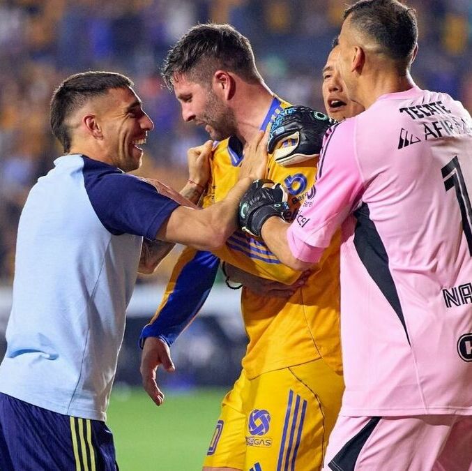 Tigres festejando con Gignac tras el gol en el Clásico Regio. (Foto: Mexsport)