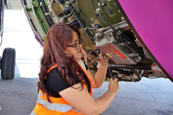 Dafne Olinca da mantenimiento a aviones. (Foto: Carlos Cruz)