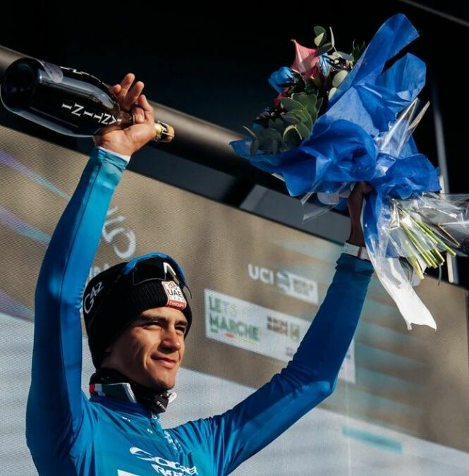 Isaac del Toro en Tirreno Adriatico (@TeamEmiratesUAE)