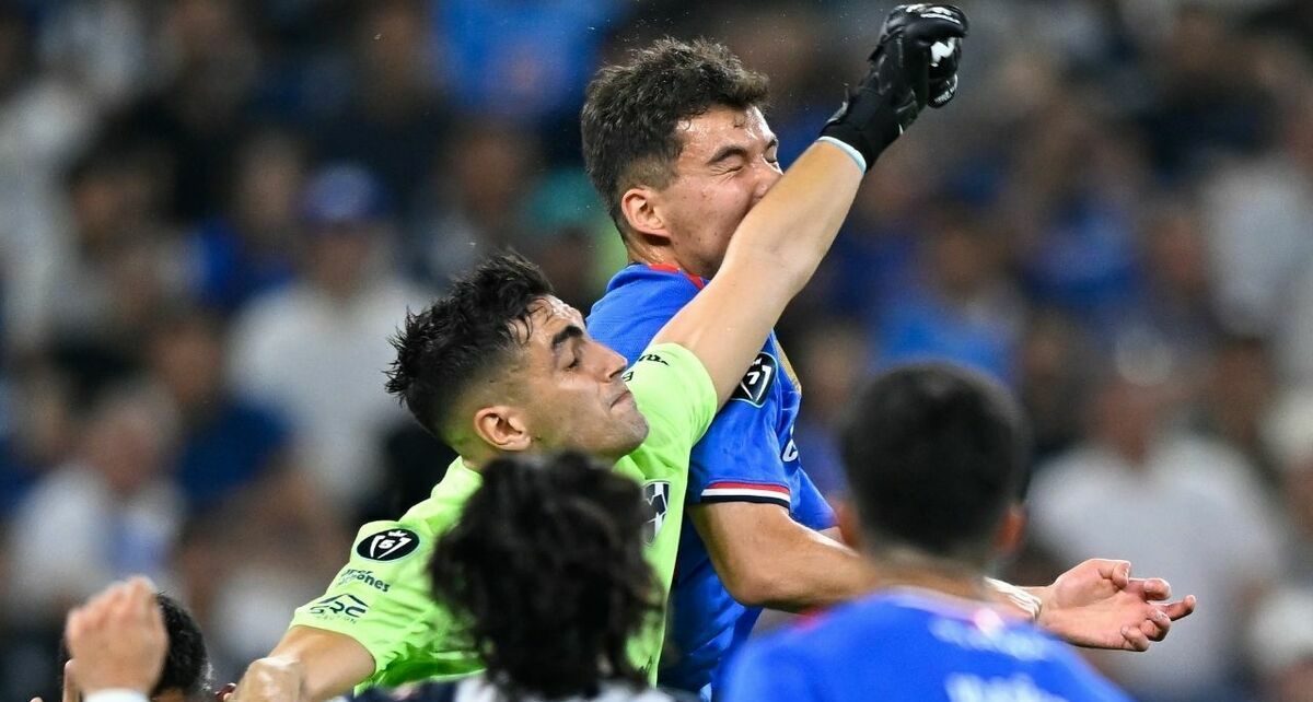 El momento en que Mele comete falta y por ende, fue expulsado y se marcó penal. (Foto: Mexsport)