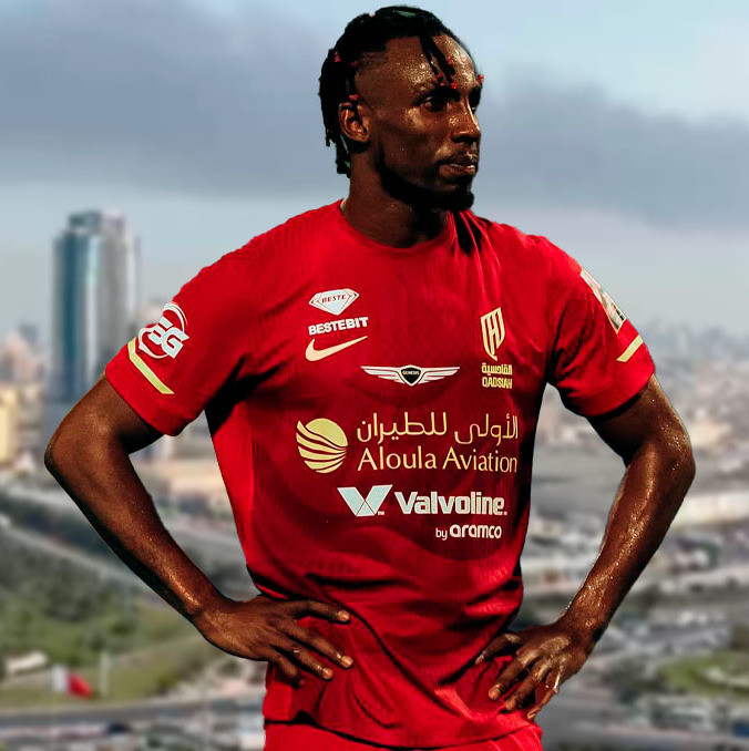 Julián Quiñones, atendo a indicaciones en Arabia Saudita. (Fotos: Reuters e Instagram julianquinones33)