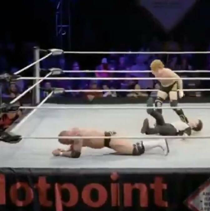 Réferi convulsiona en plena función de lucha libre / Captura