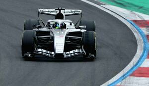 Checo Pérez terminó la carrera en la posición 15 (Reuters)