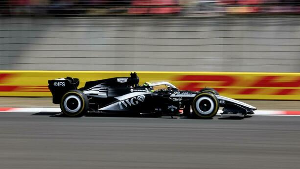 Checo Pérez termina en la posición 19 de la carrera sprint de China (Reuters)