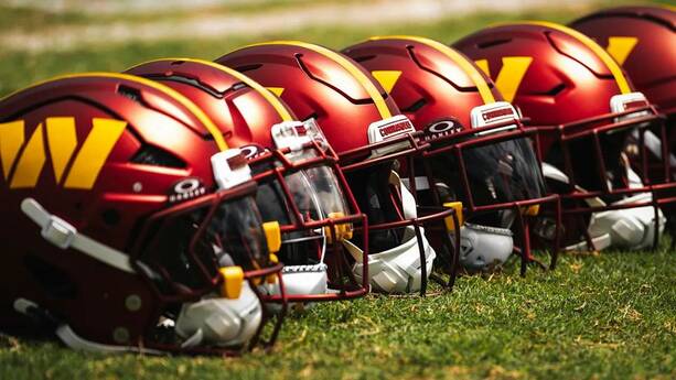 Cascos de los Washington Commanders (Washington Commanders)