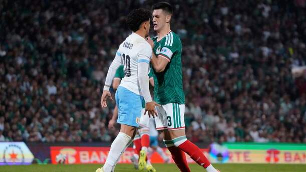 César Montes y Maxi Araújo casi se agarran a golpes (Imago7)