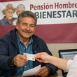Los hombres de 60 a 64 años podrán recibir una pensión bimestral de $3 mil pesos. Foto: Sora IA