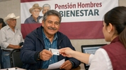 Los hombres de 60 a 64 años podrán recibir una pensión bimestral de $3 mil pesos. Foto: Sora IA