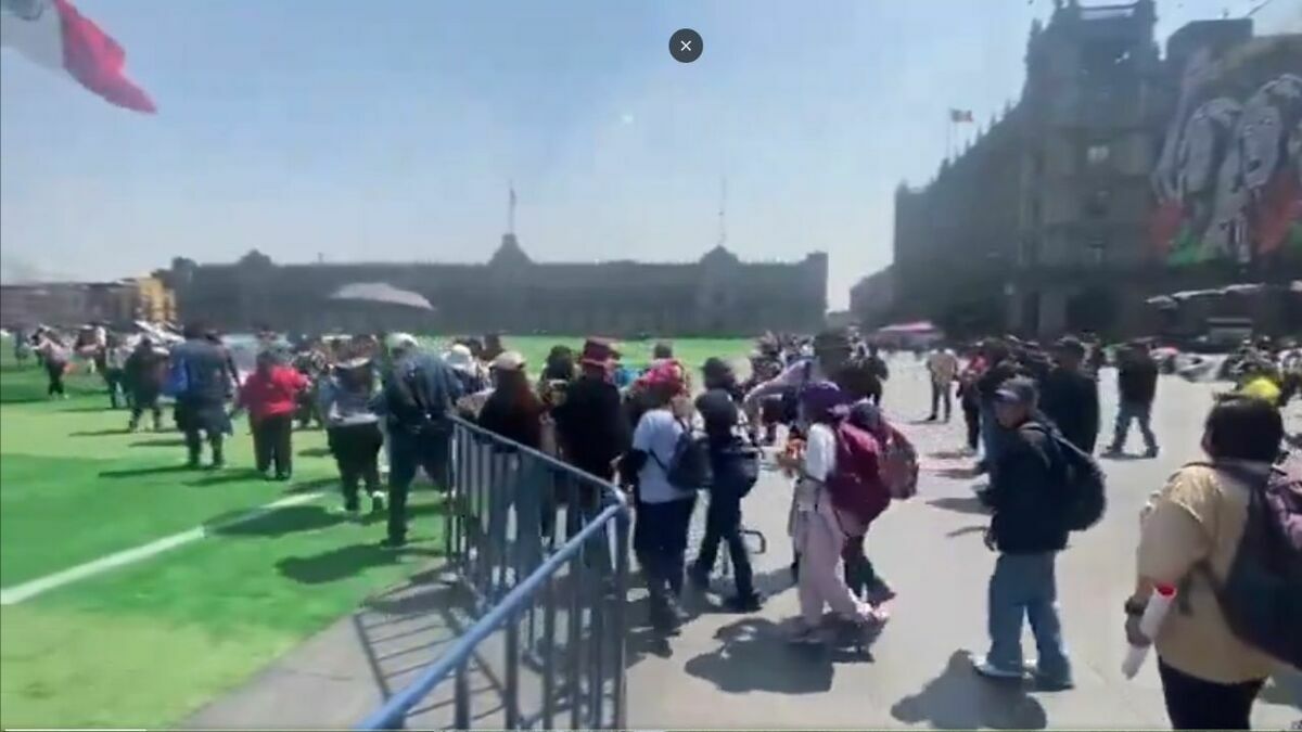 Maestros del CNTE instalaron plantón en la cancha instalada en el Zocalo de la Ciudad de México (Imagen: Captura de pantalla)