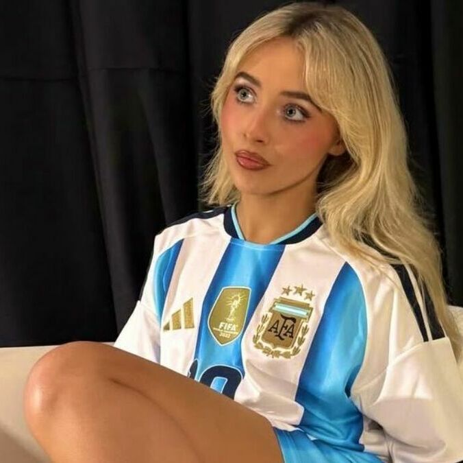 Sabrina Carpenter luce el jersey de Argentina del Mundial 2022. (Foto: X)