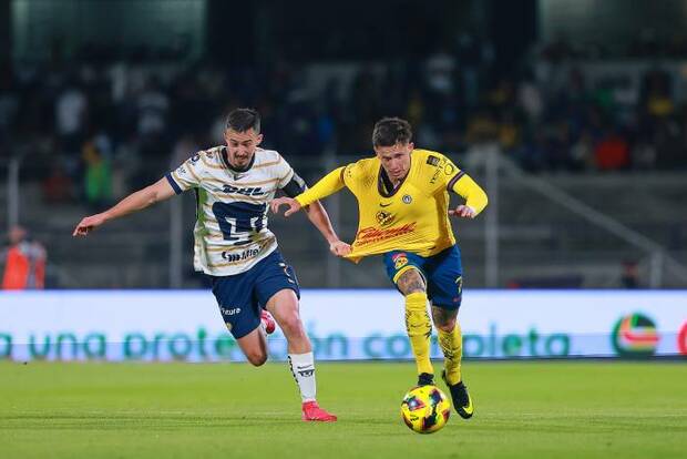 Brian Rodríguez pelea el balón en el Clásico Capitalino (Imago7)