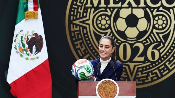 Claudia Sheinbaum con el Trionda, balón del Mundial 2026 (Reuters)