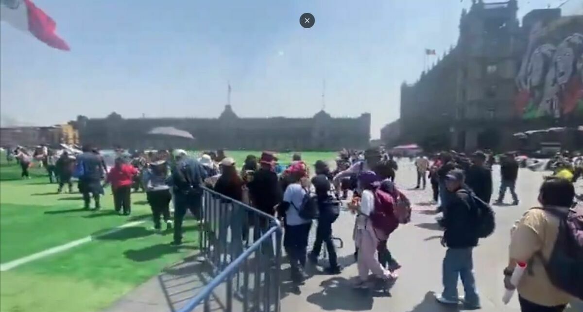 Maestros del CNTE instalaron plantón en la cancha instalada en el Zocalo de la Ciudad de México (Imagen: Captura de pantalla)