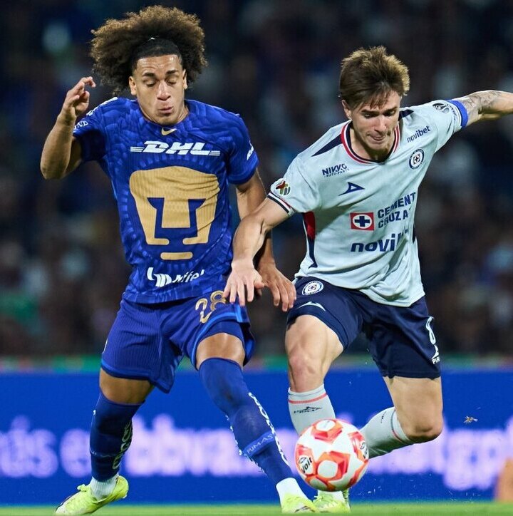 Palavecino disputa un balón con Carrasquilla en la Liga MX (Mexsport)