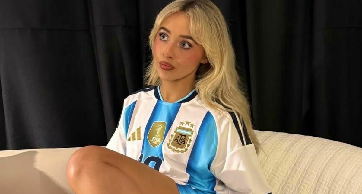 Sabrina Carpenter luce el jersey de Argentina del Mundial 2022. (Foto: X)