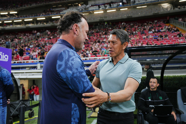 Alejandro Corona y Gabriel Milito en el Estadio Akron (Fotografía: Imago 7)