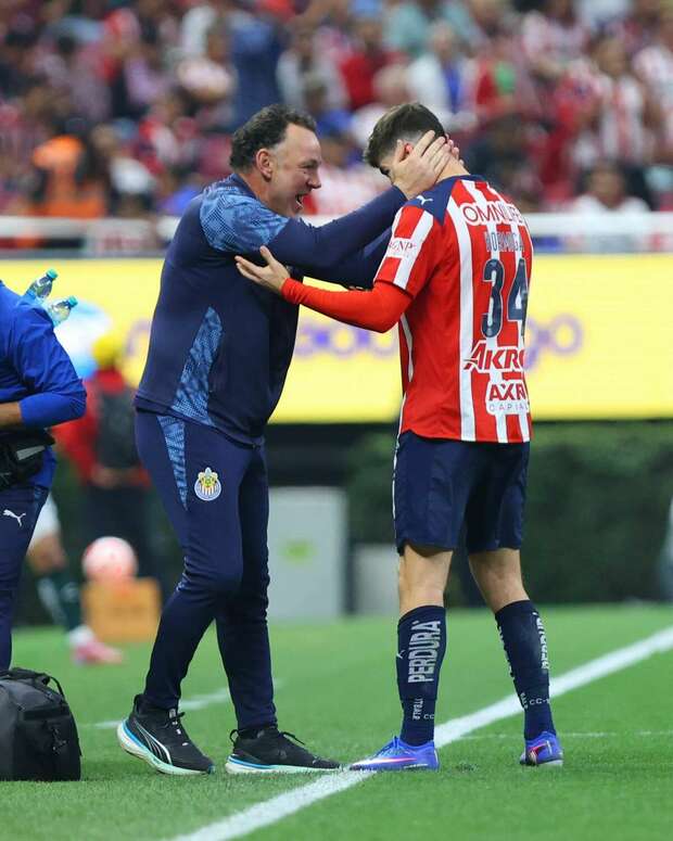 Diego Milito habla con Armando González (Fotografía: Imago 7)