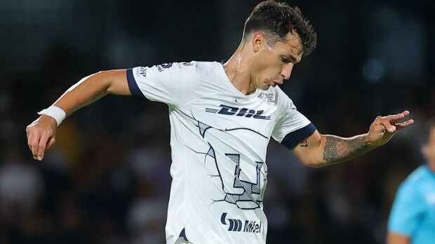 Dinenno conduce el balón en un juego de Pumas (Imago7)