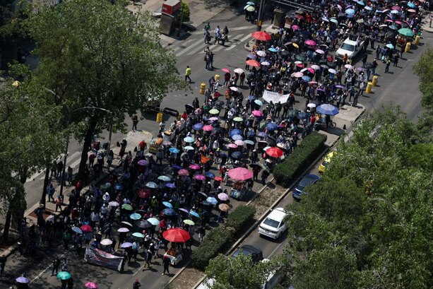 Integrantes de la CNTE marchan en la CDMX (Reuters)