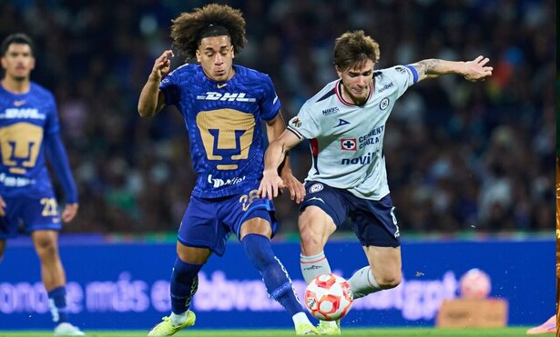 Palavecino disputa un balón con Carrasquilla en la Liga MX (Mexsport)