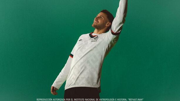 Santiago Gimenez posa con la nueva playera de la Selección Mexicana (Cortesía)