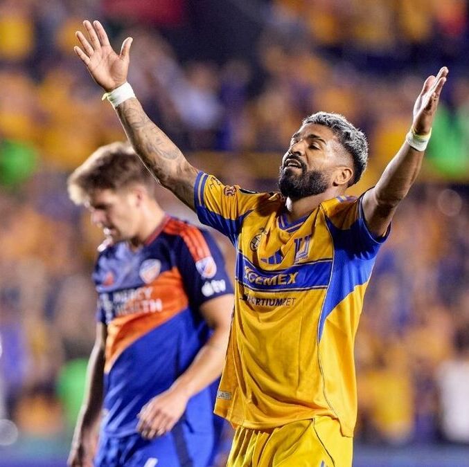 Aguirre se lució con dos goles en el Volcán. (Foto: Mexsport)