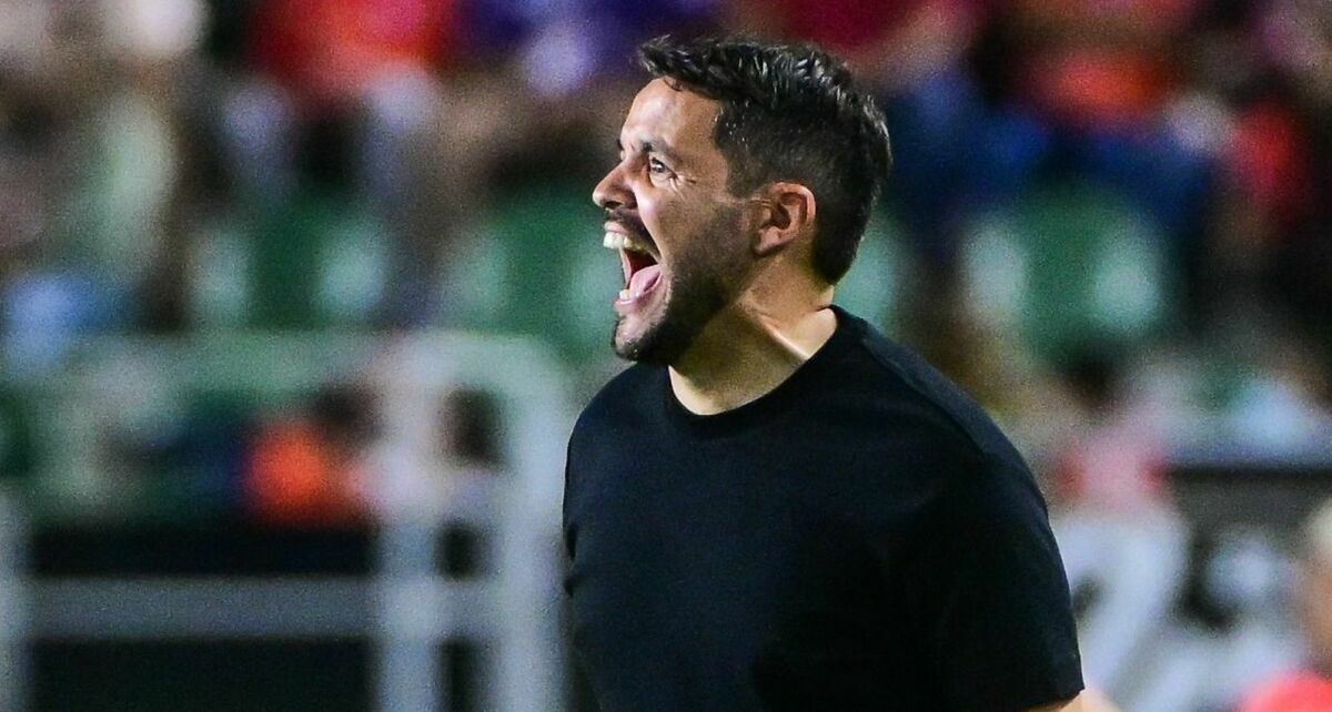 Nicolas Larcamon se quedó con la mano estirada tras intentar despedirse de la arbitra |Foto: @Imago7