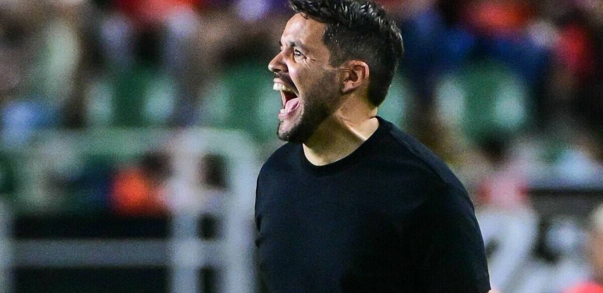 Nicolas Larcamon se quedó con la mano estirada tras intentar despedirse de la arbitra |Foto: @Imago7