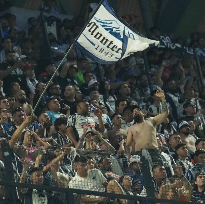Afición de Rayados en el juego contra Chivas (Imago7)