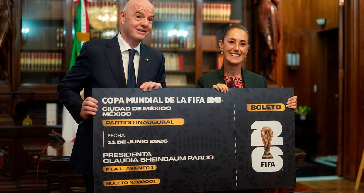 Claudia Sheinbaum recibió el boleto 001 de parte de Infantino. (Foto: X @Claudiashein)