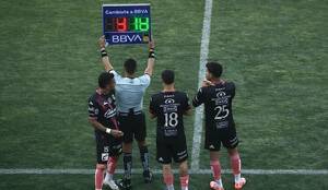 Edgar Guerra empujó al cuarto arbitro al salir de cambio / Captura de pantalla
