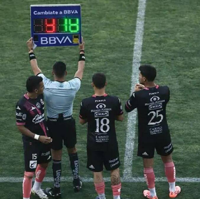 Edgar Guerra empujó al cuarto arbitro al salir de cambio / Captura de pantalla