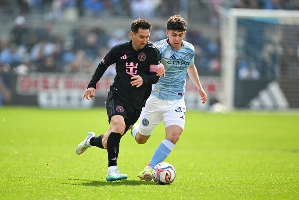 Messi disputa un balón en el juego ante NYX FC (Reuters)