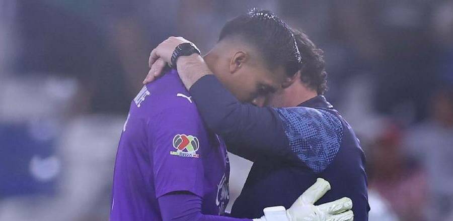 Milito llamó a Tala antes del penal / X: Chivas