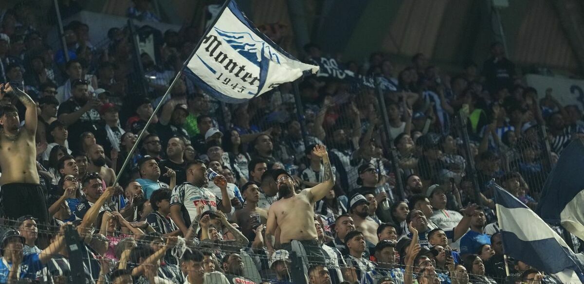 Afición de Rayados en el juego contra Chivas (Imago7)