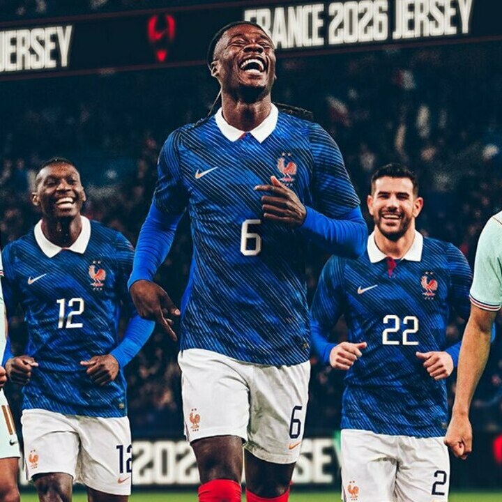 Francia presentó sus jerseys para el Mundial 2026 (X @equipedefrance)