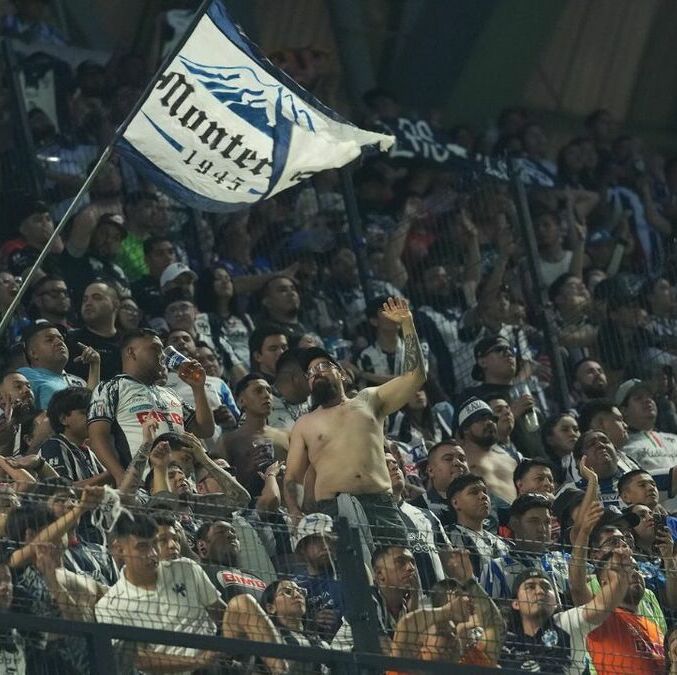 Afición de Rayados en el juego contra Chivas (Imago7)