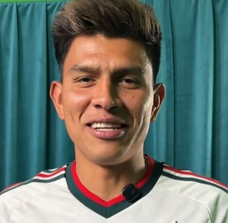 Jesús Gallardo ya posó con el jersey de visita del Tri para el Mundial 2026 (@miseleccionmx)