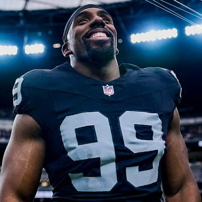 Thomas Booker está de vuelta en Las Vegas (@Raiders)